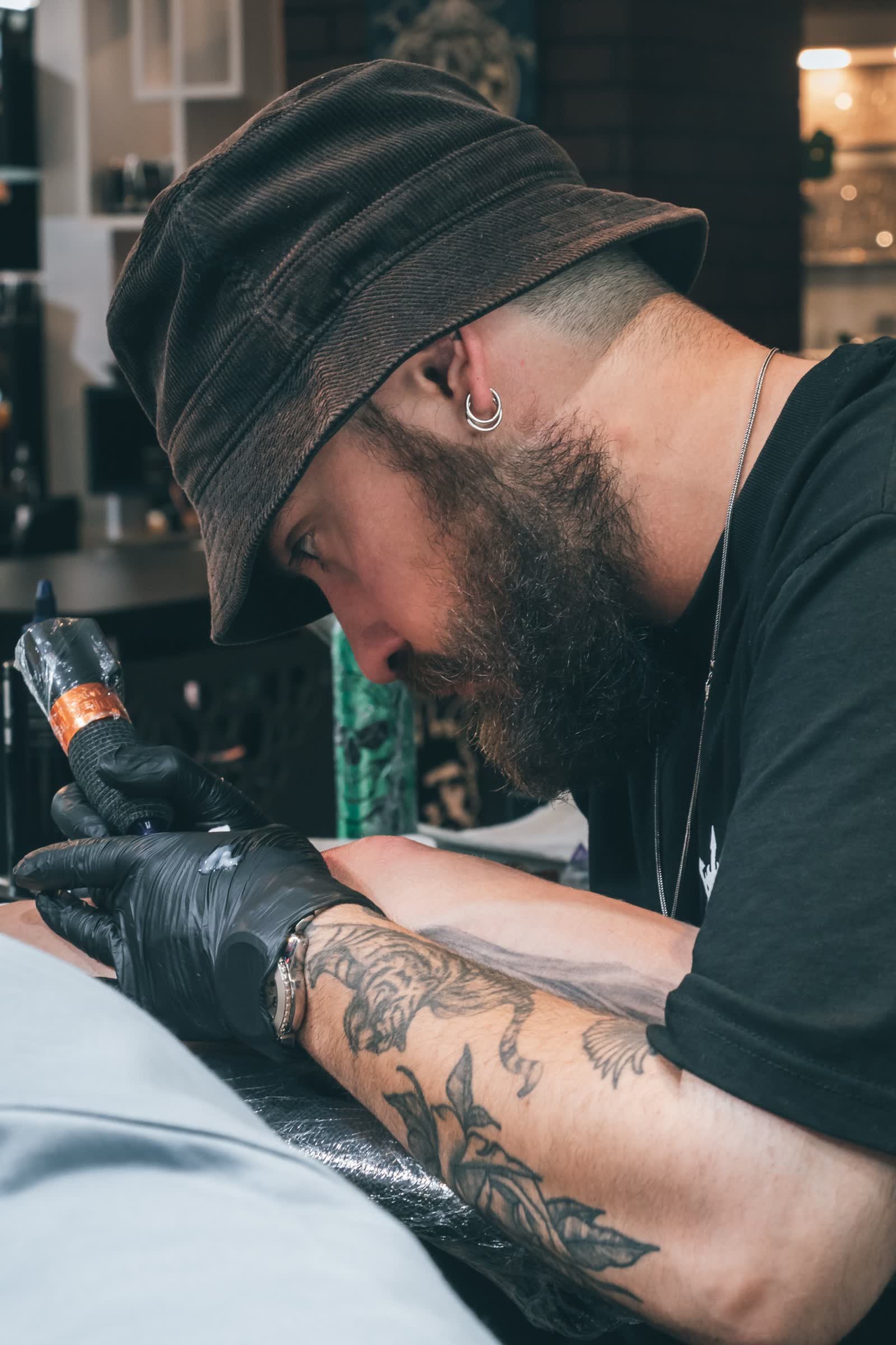 Tatuador concentrado durante sessão